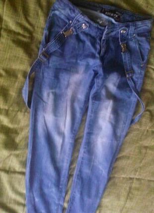 Классные джинсики с модными актуальными подтяжками1 фото