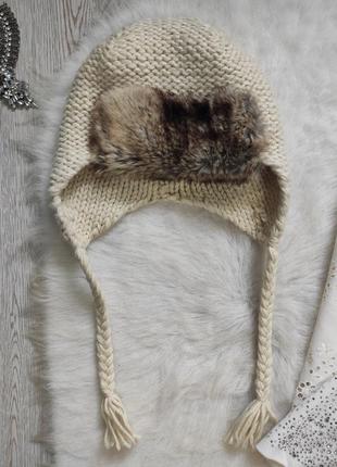 Бежевая светлая вязанная шапка с мехом ушанка белая коричневый искусственный мех2 фото