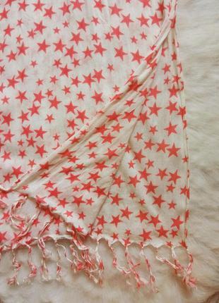 Широкий длинный белый шарф с розовыми цветными звездочками принтом с бахромой звездами4 фото