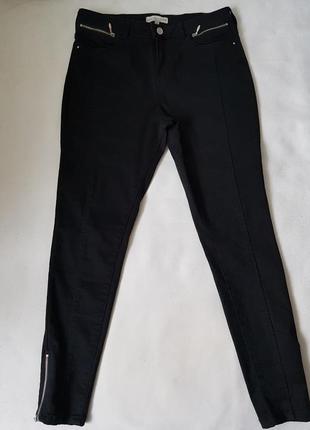 Джинсы из плотной котоновой эластичной ткани.