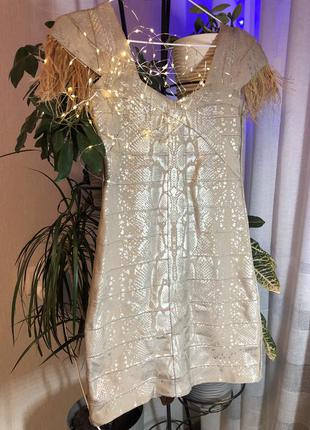Яскрава святкова новорічна стильна бандажна сукня