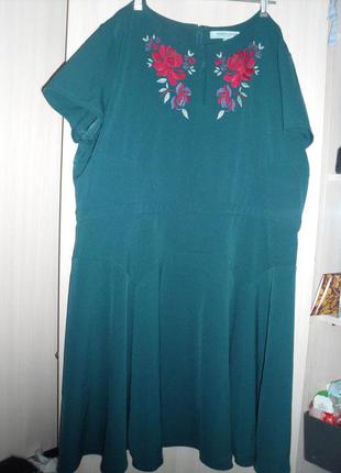 Сукня смарагдового кольору з вишивкою