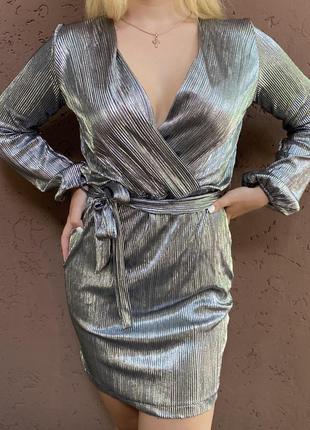 Вечернее блестящее серебрянное платье