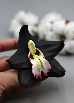 Чорна шпилька ручної роботи з квіткою орхідеї. подарунок дівчині на новий рік