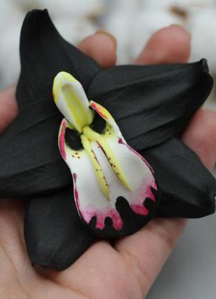 Черная заколка ручной работы с цветком орхидеи. подарок девушке на новый год4 фото