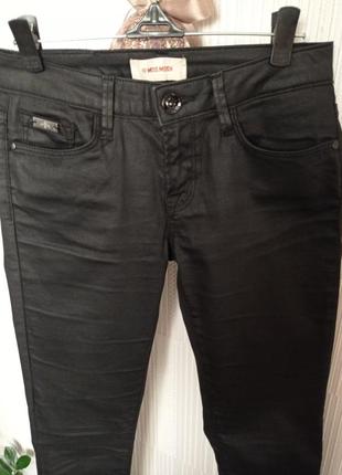 Чёрные стрейчевые джинсы