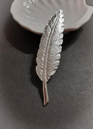 Лаконичная элегантная брошь перо. в офис, на подарок. пин значок булавка цвет серебро, пёрышко, перышко, лист листик