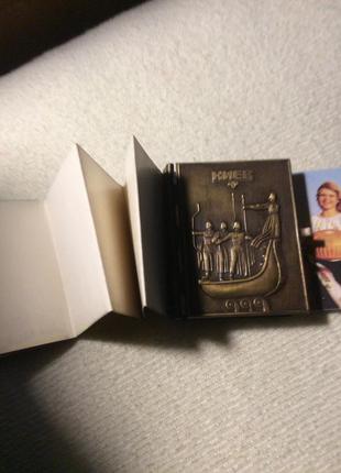 Антикварна мініатюрна книга