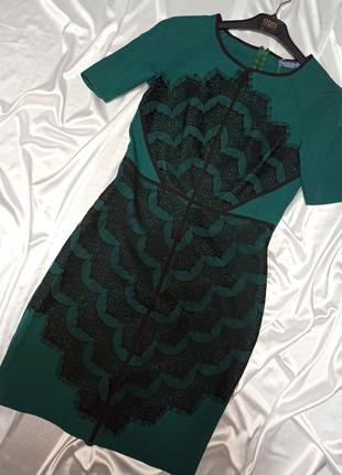 Стильные изумрудное платье по фигуре с кружевными вставками/ кружевом/ зелёное