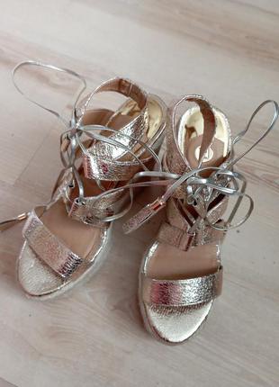 Золоті босоніжки