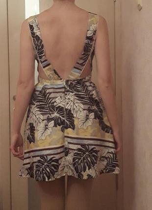 Красивое платье с v-образным декольте