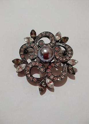 Черная брошь с прозрачными кристаллами