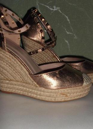 Босоножки туфли на танкетке платформе золото на пряжке заклепки р. 40 - стелька 26см4 фото