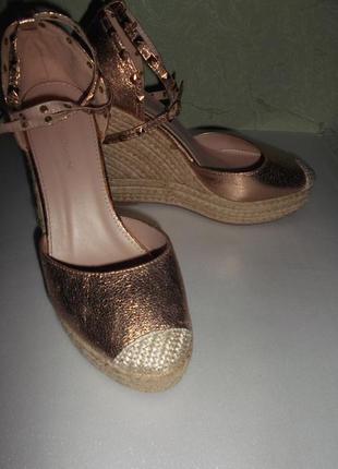 Босоножки туфли на танкетке платформе золото на пряжке заклепки р. 40 - стелька 26см
