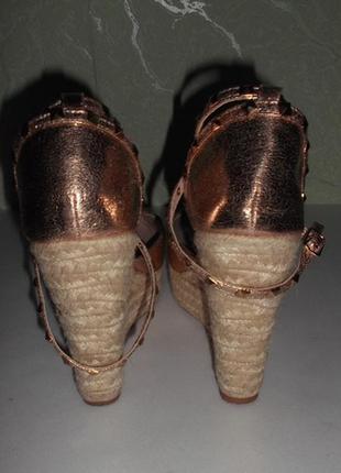 Босоножки туфли на танкетке платформе золото на пряжке заклепки р. 40 - стелька 26см5 фото