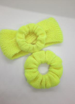 В'язана пов'язка на голову і scrunchies ультрамодного кольору