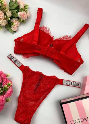 Комплект victoria’s secret трусы + лифчик кружевной красный2 фото