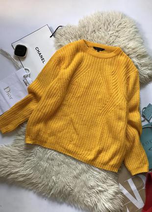 Яркий желтый свитер