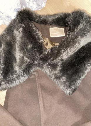 Коричневе пальто жіноче з хутряним коміром, без пояса3 фото