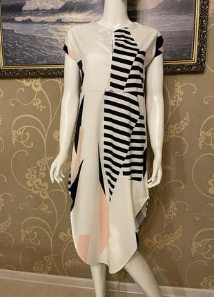 Очень красивое и стильное платье в абстракциях.