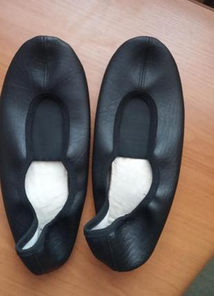 Чешки кожаные черные