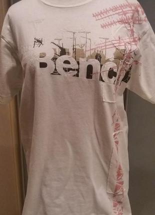 Белая футболка принт  bench раз.m-l