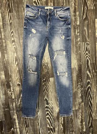 Джинсы с потертостями bershka