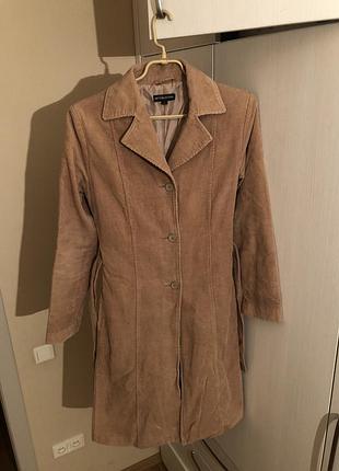 Женский вельветовый плащ.