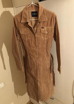 Женский вельветовый плащ.