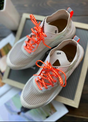 Кроссовки brandblack светлые с оранжевыми шнурками