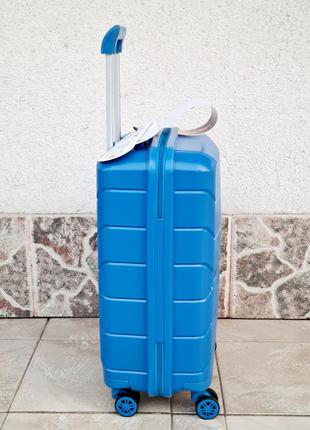 Яркий надёжный прочный чемодан из полипропилена4 фото