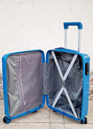 Яркий надёжный прочный чемодан из полипропилена10 фото