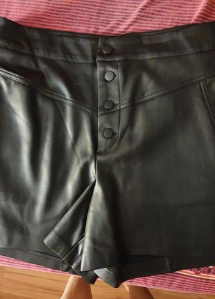 Короткие шорты из эко кожи4 фото
