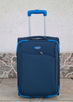 Легкий надежный чемодан на 2 -х колесах8 фото