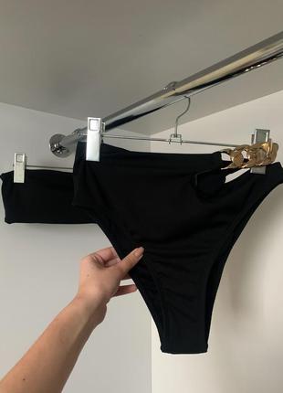 Чорний і білий жіночий купальник у рубчик бандо з чашками високі плавки із золотим ланцюжком