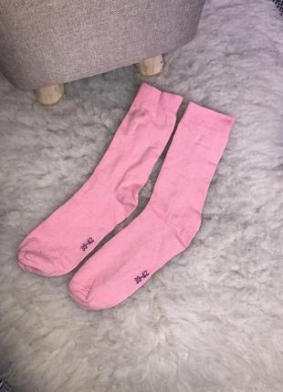 Высокие яркие розовые носки носка хлопка