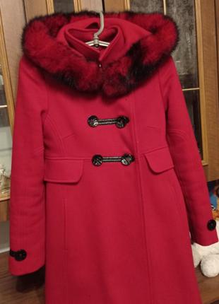 Яркое пальтишко.