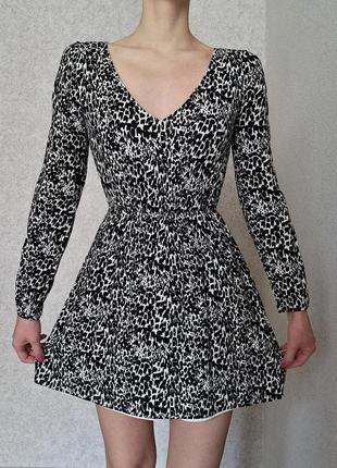 Ідеальне міні сукня з довгим рукавом1 фото