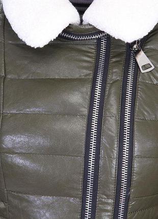 Женская куртка из эко кожи цвета хаки р. 483 фото