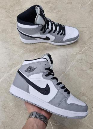 Чоловічі високі шкіряні кросівки nike air jordan 1 retro сірі з білим🆕