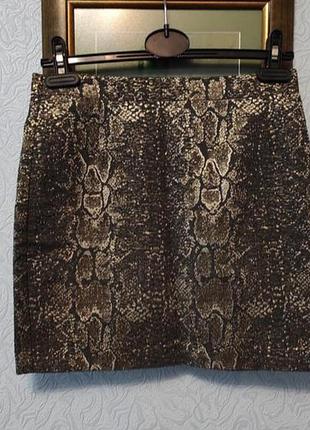 Юбка из золотистого жаккарда принт питон,