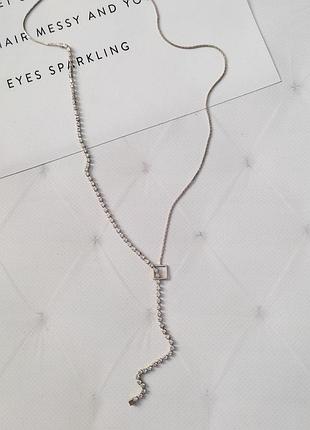 Довга ланцюжок зі стразами