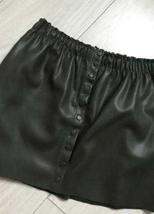 Кожаная короткая мини юбка из экокожи юбка под кожу на резинке на кнопках юбка zara хаки