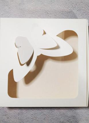 Коробка з віконцем "метелик" біла картонна 15 х 15 х 3 см1 фото