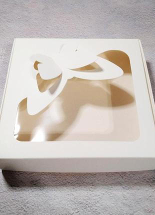 Коробка з віконцем "метелик" біла картонна 15 х 15 х 3 см2 фото