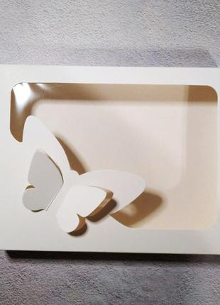 Коробка з віконцем "метелик" біла картонна 15 х 20 х 3 см1 фото