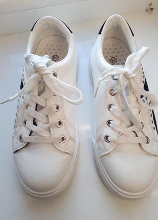 Стильные кроссовки женские\сникеры stride австралия\белые с заклепками\р.385 фото