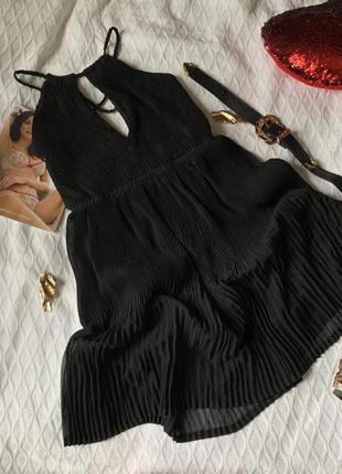 Чёрное нарядное платье плиссе размер м