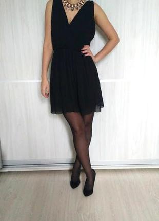 Черное шифоновое платье с декольте1 фото