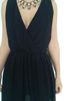 Черное шифоновое платье с декольте2 фото